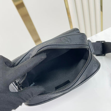 GETAWAY MESSENGER 18 IN BLACK EMBOSSED CALFSKIN