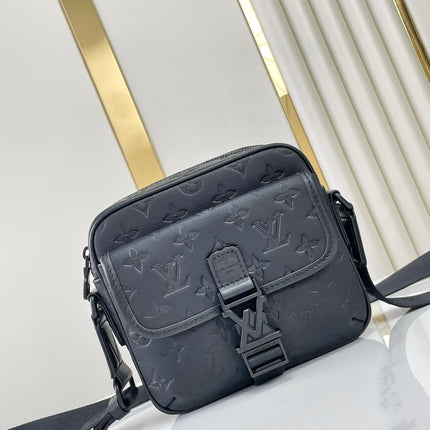 GETAWAY MESSENGER 18 IN BLACK EMBOSSED CALFSKIN