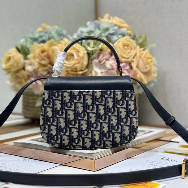 SMALL 19 MONTAIGNE AVENUE TOP HANDLE BAG BLUE DIOR OBLIQUE JACQUARD AND BLACK SMOOTH CALFSKIN