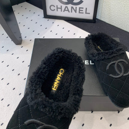 FLAT MULE IN BLACK SUEDE AND LAMB FUR LINING