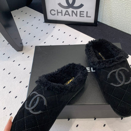 FLAT MULE IN BLACK SUEDE AND LAMB FUR LINING