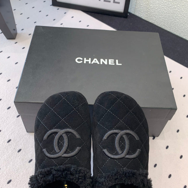 FLAT MULE IN BLACK SUEDE AND LAMB FUR LINING