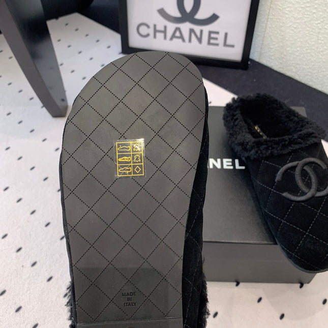 FLAT MULE IN BLACK SUEDE AND LAMB FUR LINING