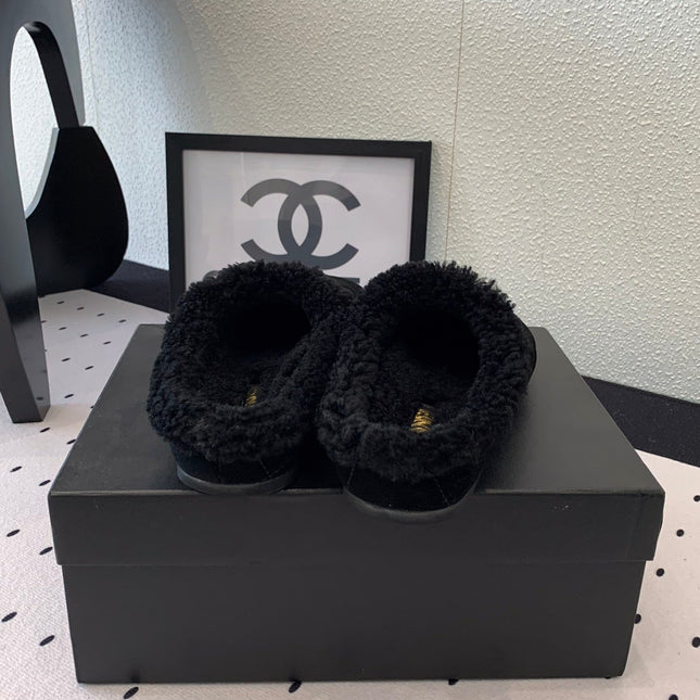 FLAT MULE IN BLACK SUEDE AND LAMB FUR LINING