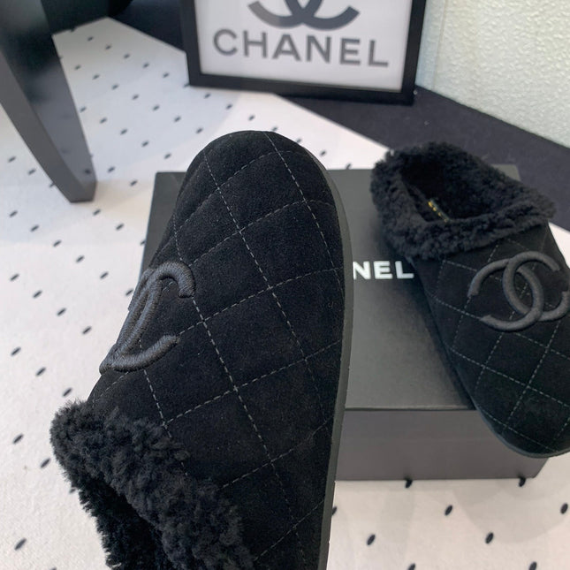 FLAT MULE IN BLACK SUEDE AND LAMB FUR LINING