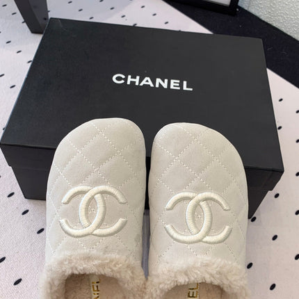 FLAT MULE IN BEIGE SUEDE AND LAMB FUR LINING