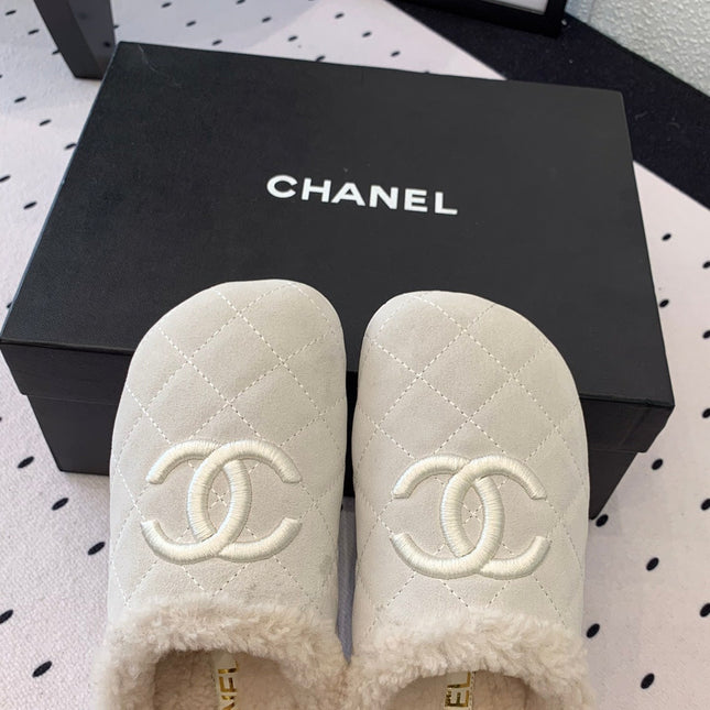 FLAT MULE IN BEIGE SUEDE AND LAMB FUR LINING