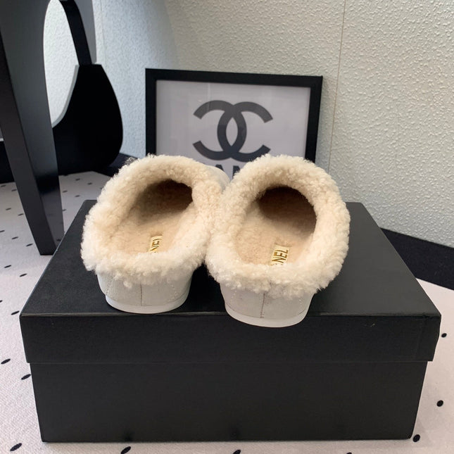 FLAT MULE IN BEIGE SUEDE AND LAMB FUR LINING