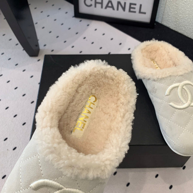 FLAT MULE IN BEIGE SUEDE AND LAMB FUR LINING