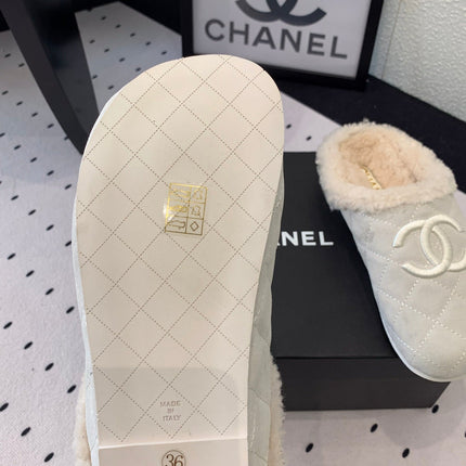 FLAT MULE IN BEIGE SUEDE AND LAMB FUR LINING