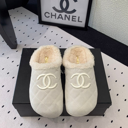 FLAT MULE IN BEIGE SUEDE AND LAMB FUR LINING