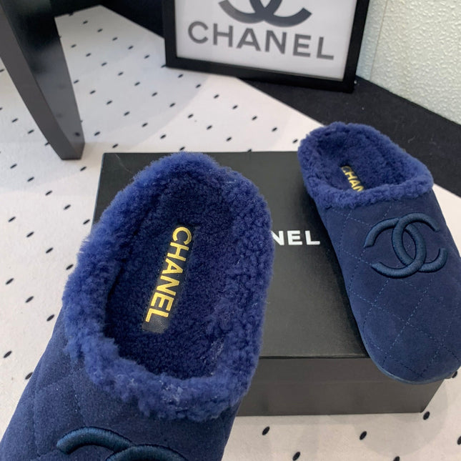 FLAT MULE IN NAVY BLUE SUEDE AND LAMB FUR LINING