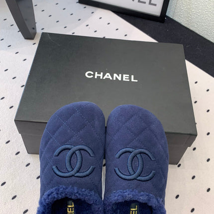 FLAT MULE IN NAVY BLUE SUEDE AND LAMB FUR LINING