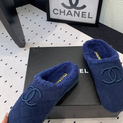 FLAT MULE IN NAVY BLUE SUEDE AND LAMB FUR LINING