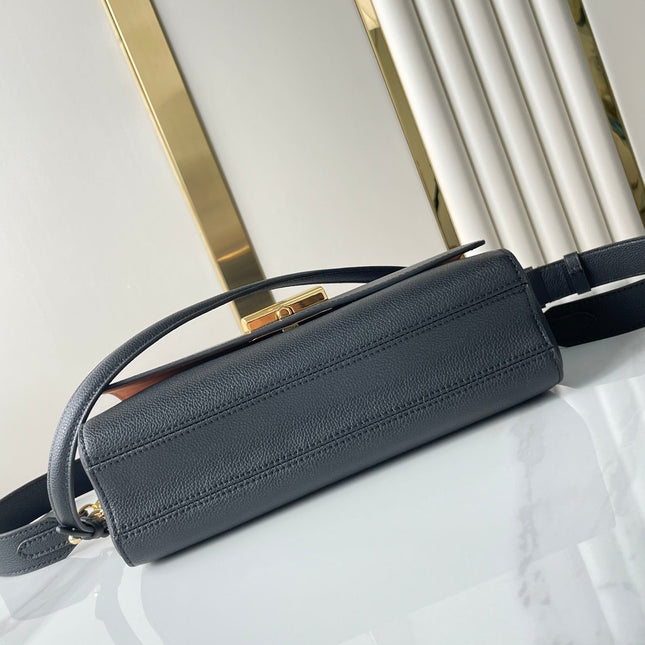 SOFT TWIST 27 IN BLACK CALFSKIN GOLD LOGO