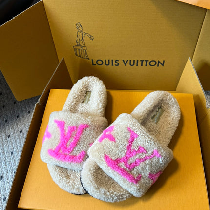 SLIPPER IN CAMEL BEIGE FLEECE WITH BRIGHT PINK LOGO