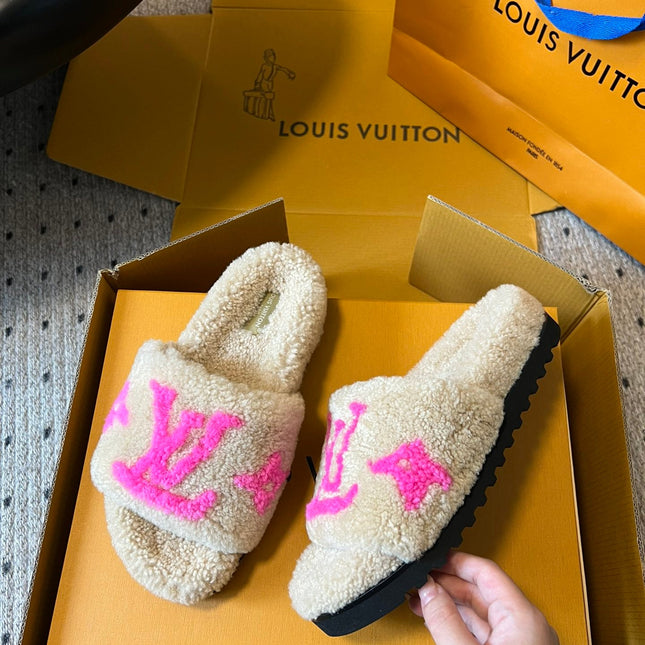 SLIPPER IN CAMEL BEIGE FLEECE WITH BRIGHT PINK LOGO