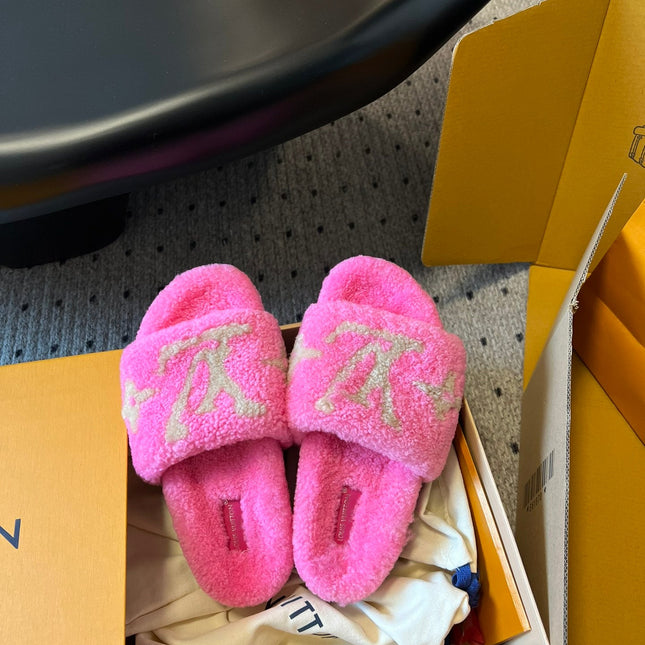 SLIPPER IN BRIGHT PINK FLEECE WITH CAMEL BEIGE LOGO