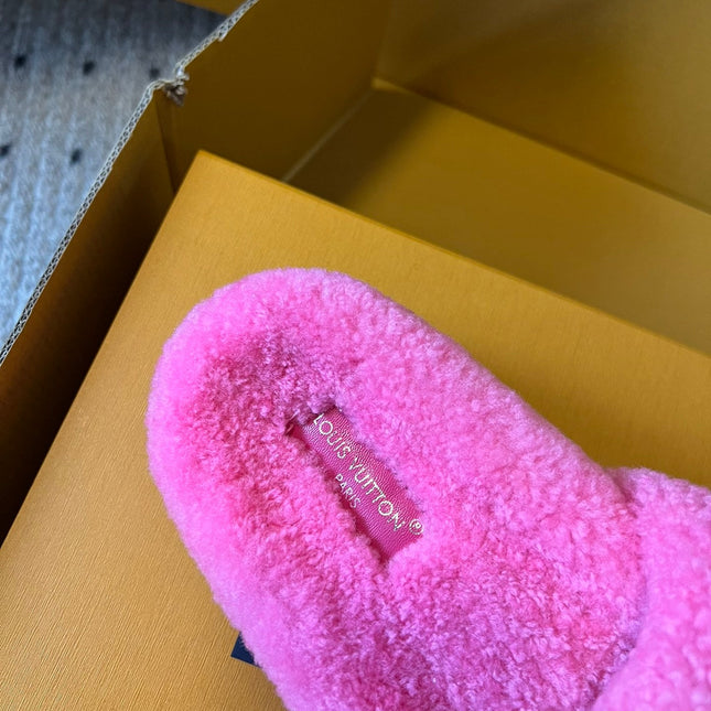 SLIPPER IN BRIGHT PINK FLEECE WITH CAMEL BEIGE LOGO