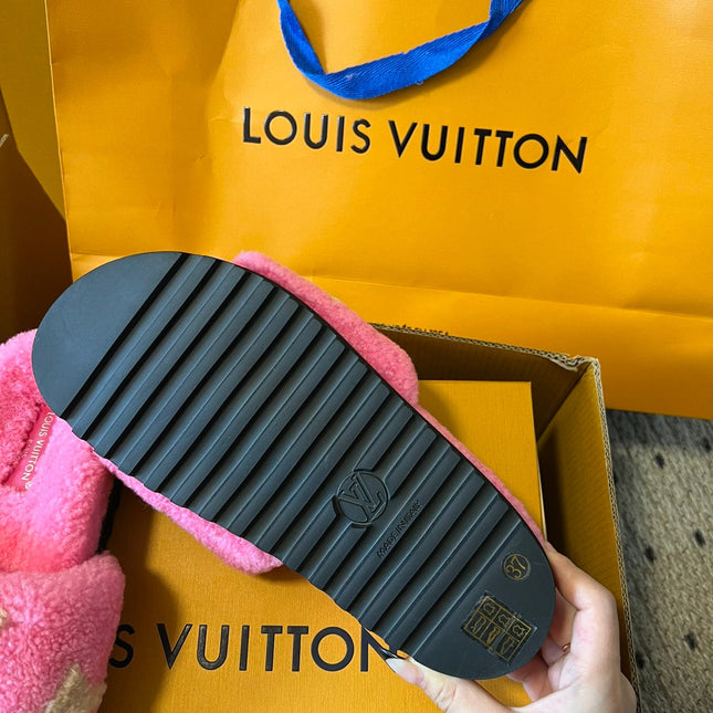 SLIPPER IN BRIGHT PINK FLEECE WITH CAMEL BEIGE LOGO