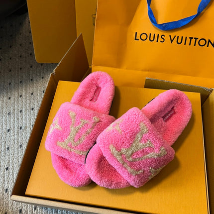 SLIPPER IN BRIGHT PINK FLEECE WITH CAMEL BEIGE LOGO