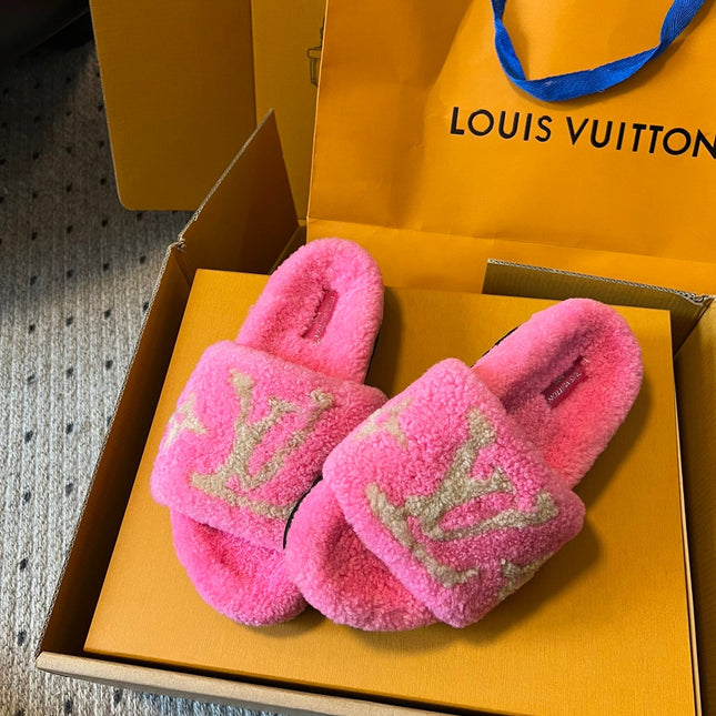 SLIPPER IN BRIGHT PINK FLEECE WITH CAMEL BEIGE LOGO