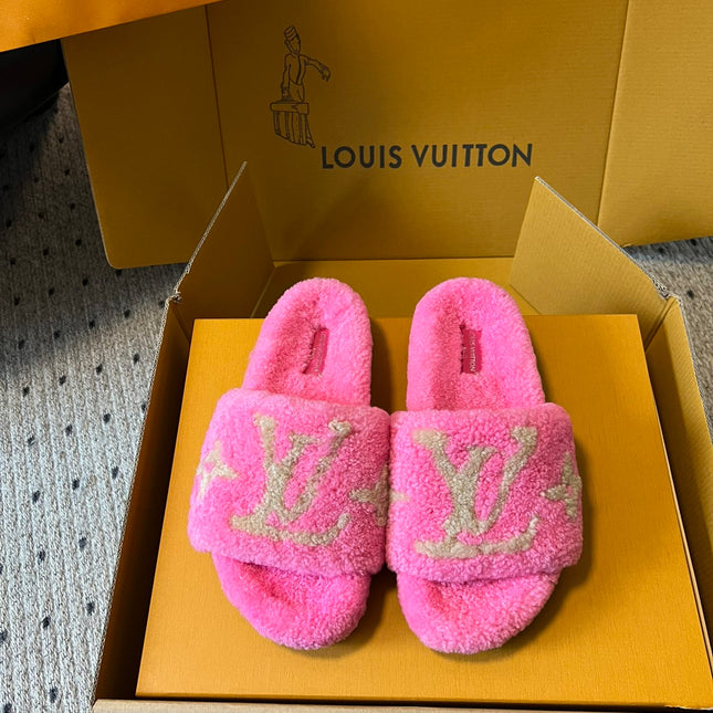 SLIPPER IN BRIGHT PINK FLEECE WITH CAMEL BEIGE LOGO