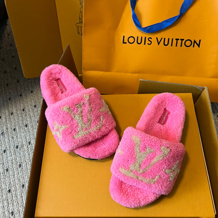 SLIPPER IN BRIGHT PINK FLEECE WITH CAMEL BEIGE LOGO