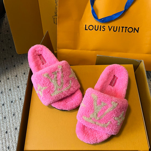 SLIPPER IN BRIGHT PINK FLEECE WITH CAMEL BEIGE LOGO
