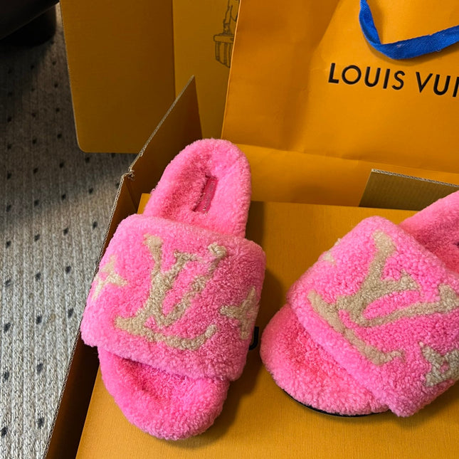 SLIPPER IN BRIGHT PINK FLEECE WITH CAMEL BEIGE LOGO