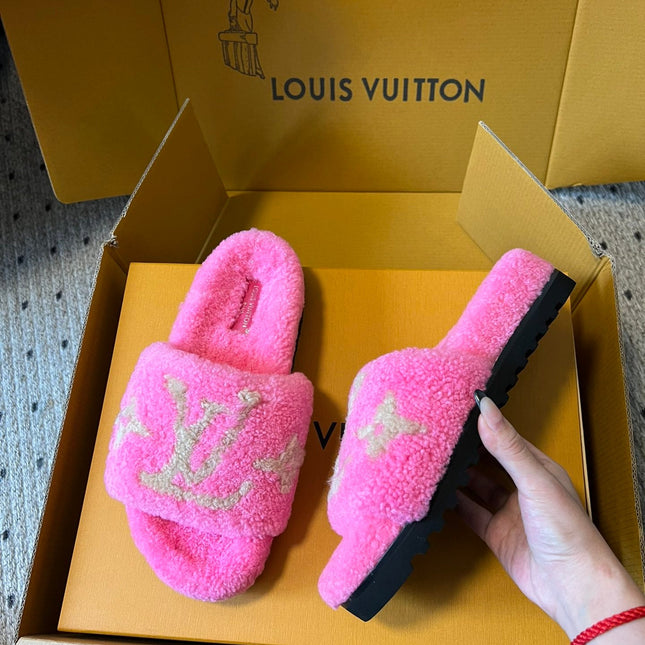 SLIPPER IN BRIGHT PINK FLEECE WITH CAMEL BEIGE LOGO
