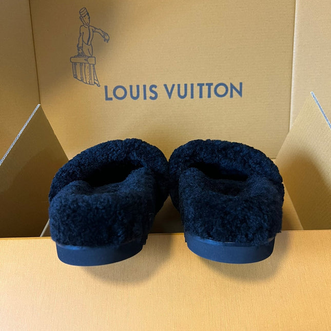 SLIPPER IN BLACK FLEECE WITH BEIGE LOGO