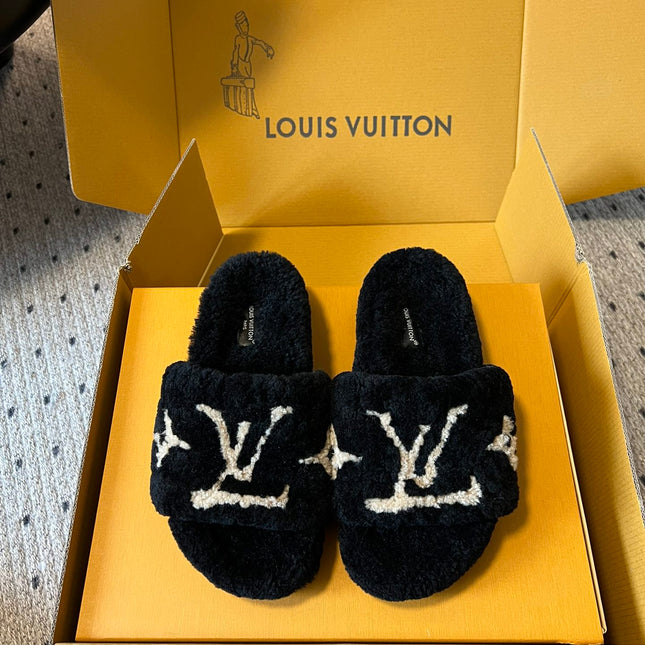 SLIPPER IN BLACK FLEECE WITH BEIGE LOGO