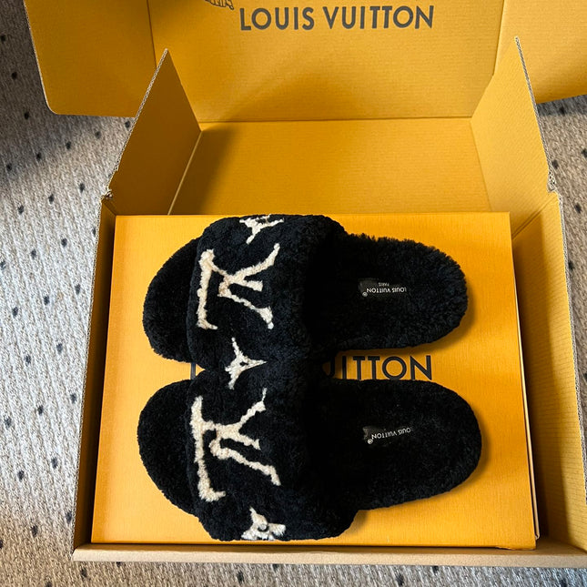 SLIPPER IN BLACK FLEECE WITH BEIGE LOGO