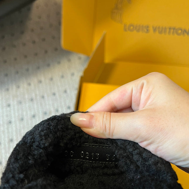 SLIPPER IN BLACK FLEECE WITH BEIGE LOGO