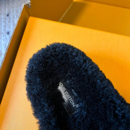 SLIPPER IN BLACK FLEECE WITH BEIGE LOGO