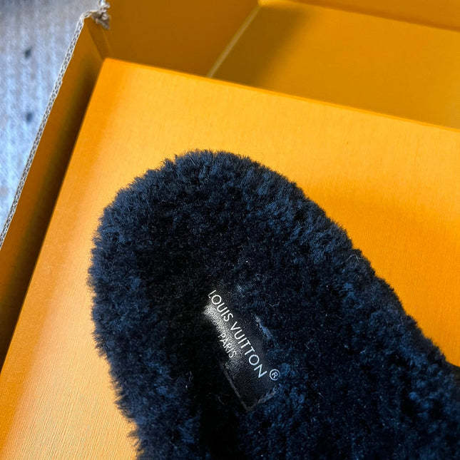 SLIPPER IN BLACK FLEECE WITH BEIGE LOGO