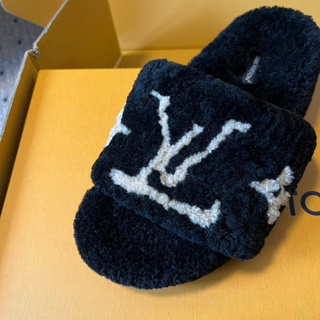 SLIPPER IN BLACK FLEECE WITH BEIGE LOGO