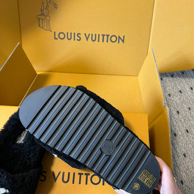SLIPPER IN BLACK FLEECE WITH BEIGE LOGO