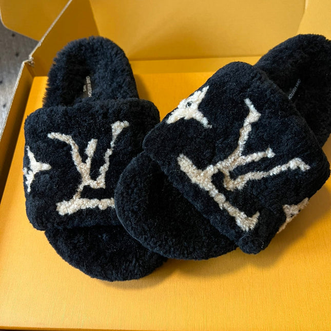 SLIPPER IN BLACK FLEECE WITH BEIGE LOGO