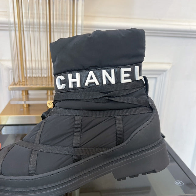 SKI BOOTS IN BLACK QUILTED COTTON