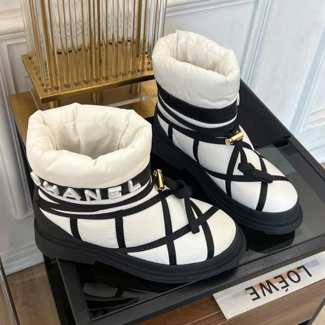 SKI BOOTS IN WHITE MIX BLACK QUILTED COTTON