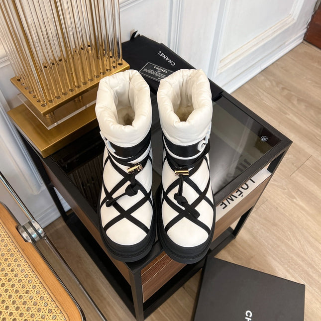 SKI BOOTS IN WHITE MIX BLACK QUILTED COTTON