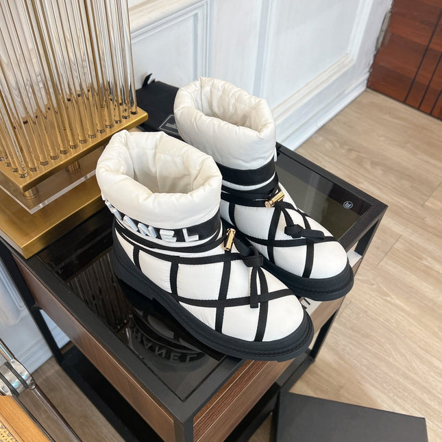 SKI BOOTS IN WHITE MIX BLACK QUILTED COTTON