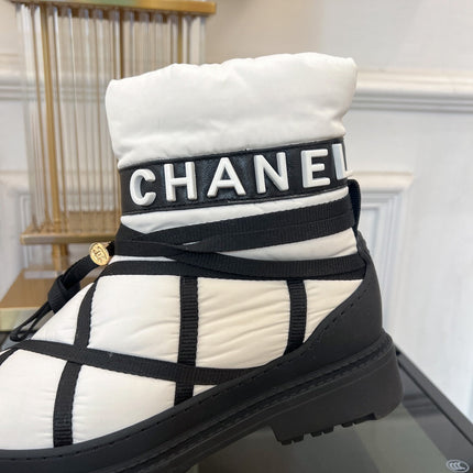 SKI BOOTS IN WHITE MIX BLACK QUILTED COTTON