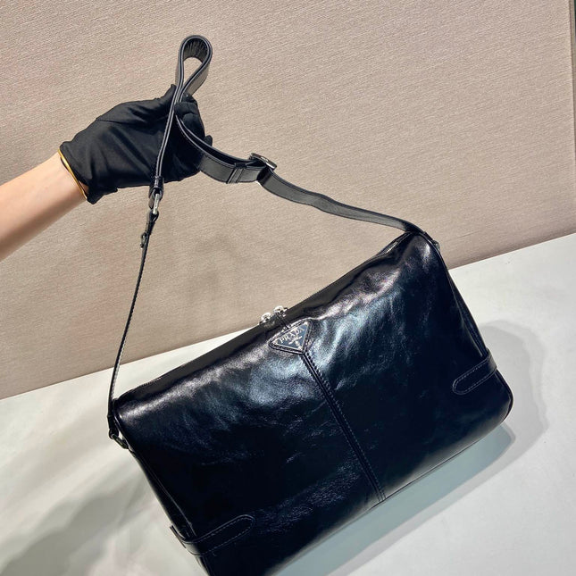 HOBO BAG 35 IN BLACK OIL WAX LAMBSKIN SILVER LOGO
