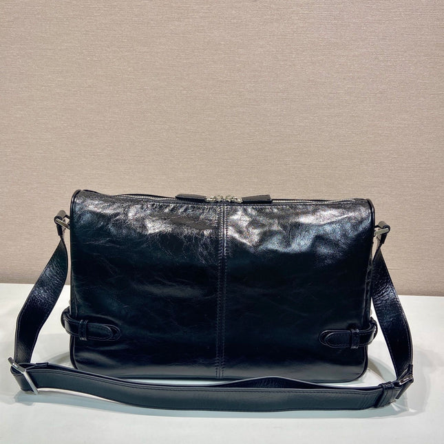 HOBO BAG 35 IN BLACK OIL WAX LAMBSKIN SILVER LOGO