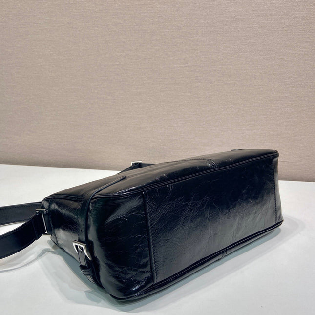 HOBO BAG 35 IN BLACK OIL WAX LAMBSKIN SILVER LOGO