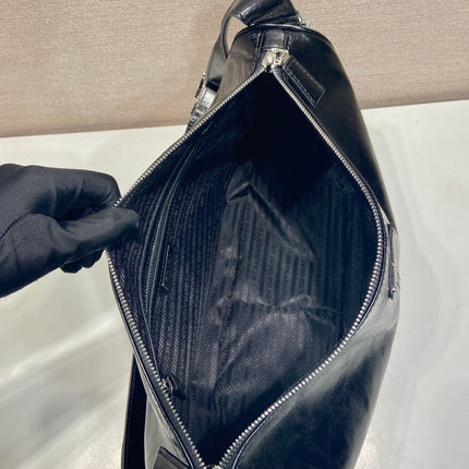 HOBO BAG 35 IN BLACK OIL WAX LAMBSKIN SILVER LOGO