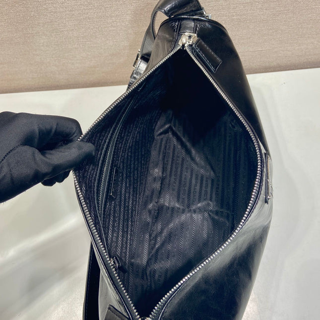 HOBO BAG 35 IN BLACK OIL WAX LAMBSKIN SILVER LOGO